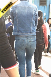 街拍牛仔诱人翘臀美眉[181M/MOV]