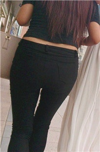 身材很标致的黑色紧身裤小妹[189M/MP4]