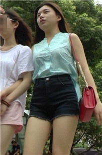 高腰热裤美臀MM，微笑线吸引眼球[792M/MP4]