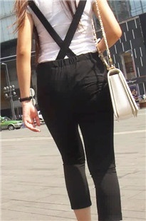 黑色背带紧身裤丰满美眉[271M/MP4]