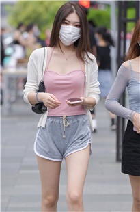 她这短裤提得真高3A1688[668M]