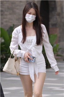 迷人的大白腿热裤女生3A6916[1.19G]