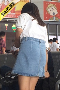 车站等车的极品白腿牛仔裙美眉[375M/MOV]