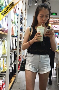 浅白色牛仔热裤极品长发美女，骆驼趾显现[292M/MOV]