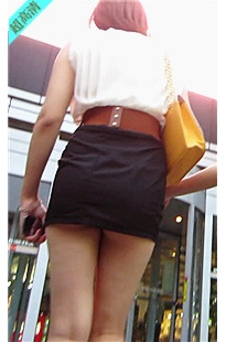 黑色包臀短裙美眉衣着大胆，PP都走刚了[633M/MP4]