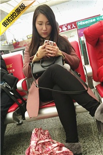 4K-车站候车的黑色紧身裤长发漂亮美眉[651M/MP4]