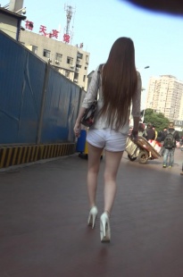 紧身白裤长裤MM，都勒缝里了[62.8M/MTS]