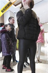 电梯偶遇紧身皮裤眼镜小妹[165M/MP4]