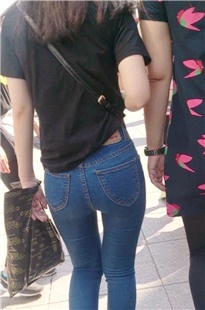 蓝色紧身牛仔裤饱满圆润翘臀妹子[133M/MP4]