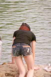 河边玩水的两个热裤MM[310MB/AVI/百度云]