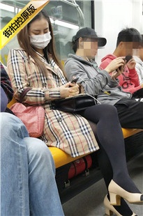 4K-戴口罩的格子风衣街拍黑丝美眉[777M/MP4]