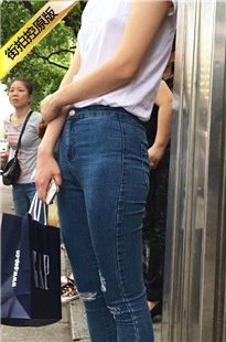 等公交车的蓝色牛仔裤极品饱满翘臀美女[805M/MOV]