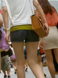 街拍四个年轻MM，PG好紧啊[113M/AVI/百度云]