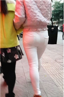 街拍丰臀紧身白裤MM [182M/MP4]