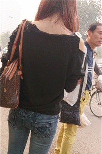 等车的牛仔裤美眉，臀紧[155M/MP4]