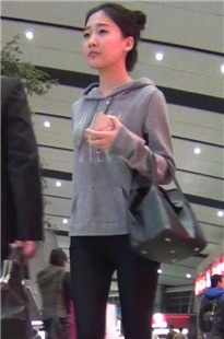 紧致的黑裤翘臀美女[268M/MTS]