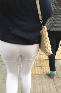 肥美的白裤紧臀MM[8P]