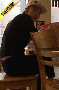 饭店蓝色紧牛仔裤美女PG真大[568M/MOV]