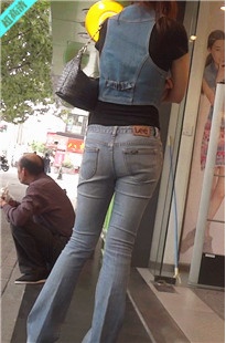 牛仔裤美眉在等人，左顾右盼[159M/MP4]