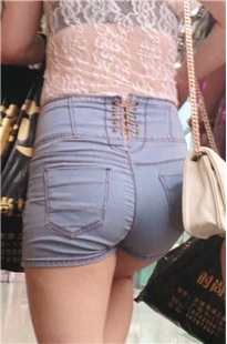 高腰浅蓝牛仔热裤勒臀MM[100M/MP4]