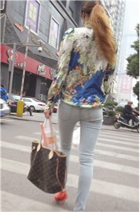 身材超赞的牛仔裤美眉[66.5M/MP4]