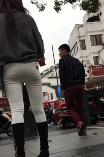 白色牛仔紧身裤美女带着狗狗逛街[707M/MOV]