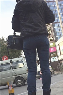 街拍下班归来的牛仔裤OL [550M/MOV]