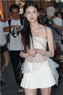 白皙美腿甜美小仙女【套图+视频】3A8001[2.38G]