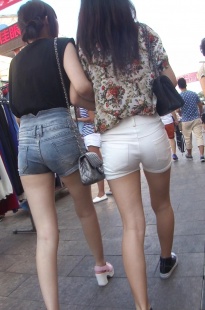 两个极品热裤少女在闲逛，老纳真的按捺不住了啊[354M/MP4]