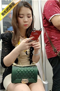 4K-地铁上的气质短裙美眉[2.17G/MP4]