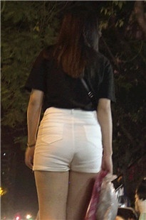 白热裤宽大臀美眉[126M/MP4]