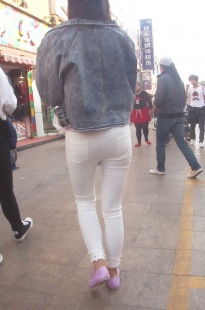 尾随跟拍紧身白裤小妹[377M/MOV]