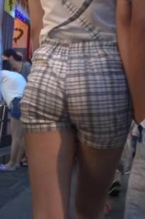 格子热裤MM你背带都掉了，好想帮你拉回去[195M/MTS]