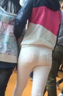 美女的PP脏了，好想上前帮她擦一下啊[393M/MOV]