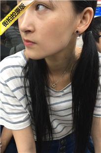 地铁蓝色紧身牛仔热裤极品大白腿美眉[232M/MOV]