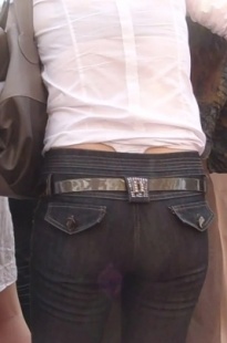 低腰牛仔MM，丁字裤都路了出来[222M/MP4]