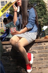 街拍等男友的条纹连衣裙肉丝长发小妹[303M/MOV]