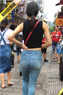 蓝色紧身牛仔裤美眉逛古街[329M/MOV]