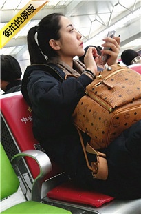 4K-高铁站拍摄紧身牛仔裤白净妹子[740M/MP4]