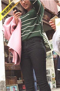 又见逛老街的黑色紧身裤shaofu，专摄三角区[1.28G/MOV]