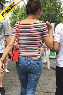 蓝色牛仔裤翘臀丰韵女子[319M/MOV]