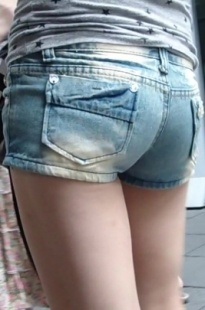 热裤长腿的小妹的波不小呢[220M/MP4]