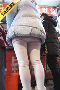 带儿子出门买小吃的紧身白裤年轻妈妈[467M/MP4]