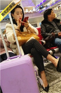 4K-高铁站候车的条纹休闲长裤高跟红唇美眉[586M/MP4]