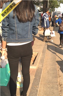 公交站等车的紧身黑裤美眉挺翘肥臀[285M/MOV]