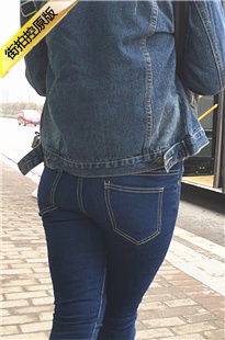 公交车站等车的蓝色紧牛妹子饱满圆臀[473M/MOV]