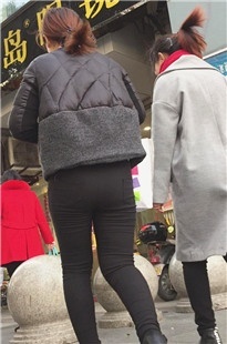 和闺蜜一起逛街[557M/MP4]