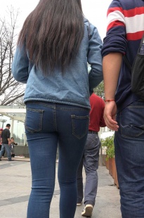 超紧牛仔包屯小妹开发少