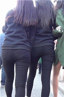 街拍包臀打底黑裤美眉[687M/M2TS]