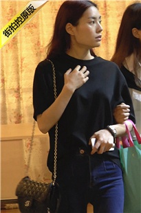 一脸惆怅的牛仔裤美女[77M/MP4]